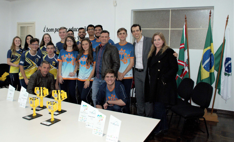 Estudantes do Colégio Estadual Padre Morelli, de Curitiba, participaram de um bate-papo com o secretário de Estado da Educação e do Esporte, Renato Feder. O grupo integra a equipe Doctors Machines, projeto de robótica desenvolvido pela escola que atualmente participa de duas grandes competições: a Olimpíada Brasileira de Robótica e a First Lego League. O secretário entregou dois kits Lego de robótica, que serão usados nas próximas etapas da First Lego League. Foto: Divulgação/SEED