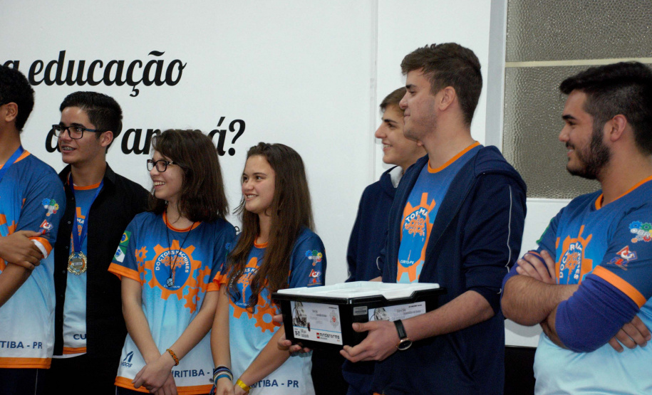 Estudantes do Colégio Estadual Padre Morelli, de Curitiba, participaram de um bate-papo com o secretário de Estado da Educação e do Esporte, Renato Feder. O grupo integra a equipe Doctors Machines, projeto de robótica desenvolvido pela escola que atualmente participa de duas grandes competições: a Olimpíada Brasileira de Robótica e a First Lego League. O secretário entregou dois kits Lego de robótica, que serão usados nas próximas etapas da First Lego League. Foto: Divulgação/SEED