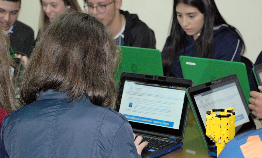 Estudantes do Colégio Estadual Padre Morelli, de Curitiba, participaram de um bate-papo com o secretário de Estado da Educação e do Esporte, Renato Feder. O grupo integra a equipe Doctors Machines, projeto de robótica desenvolvido pela escola que atualmente participa de duas grandes competições: a Olimpíada Brasileira de Robótica e a First Lego League. O secretário entregou dois kits Lego de robótica, que serão usados nas próximas etapas da First Lego League. Foto: Divulgação/SEED