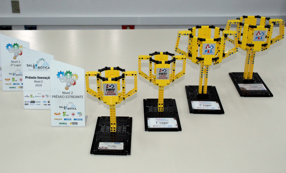 Estudantes do Colégio Estadual Padre Morelli, de Curitiba, participaram de um bate-papo com o secretário de Estado da Educação e do Esporte, Renato Feder. O grupo integra a equipe Doctors Machines, projeto de robótica desenvolvido pela escola que atualmente participa de duas grandes competições: a Olimpíada Brasileira de Robótica e a First Lego League. O secretário entregou dois kits Lego de robótica, que serão usados nas próximas etapas da First Lego League. Foto: Divulgação/SEED