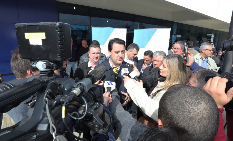 O governador Carlos Massa Ratinho Junior autorizou nesta quinta-feira (22) o início de obras de uma nova unidade do Hospital e Maternidade Dr. Paulo Fortes, em São Mateus do Sul. Presentes na solenidade: prefeito de São Mateus do Sul, Luiz Adyr Gonsalves Pereira; os secretários: da Saúde, Beto Preto; de Infraestrutura e Logística, Sandro Alex; deputados: Alexandre Curi; Hussein Bakri; Emerson Bacil; entre outros.São Mateus do Sul, 22-08-19.Foto: Arnaldo Alves / ANPr.