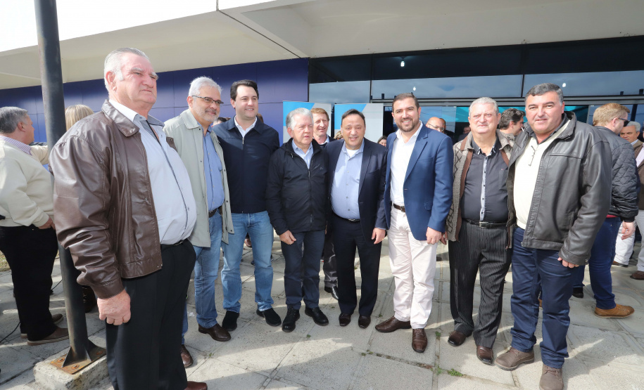 O governador Carlos Massa Ratinho Junior autorizou nesta quinta-feira (22) o início de obras de uma nova unidade do Hospital e Maternidade Dr. Paulo Fortes, em São Mateus do Sul. Presentes na solenidade: prefeito de São Mateus do Sul, Luiz Adyr Gonsalves Pereira; os secretários: da Saúde, Beto Preto; de Infraestrutura e Logística, Sandro Alex; deputados: Alexandre Curi; Hussein Bakri; Emerson Bacil; entre outros.São Mateus do Sul, 22-08-19.Foto: Arnaldo Alves / ANPr.