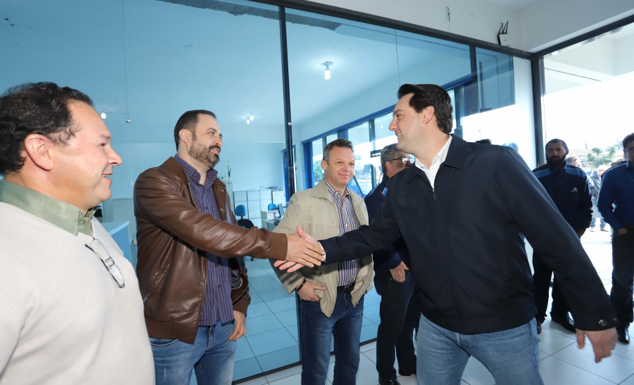 O governador Carlos Massa Ratinho Junior autorizou nesta quinta-feira (22) o início de obras de uma nova unidade do Hospital e Maternidade Dr. Paulo Fortes, em São Mateus do Sul. Presentes na solenidade: prefeito de São Mateus do Sul, Luiz Adyr Gonsalves Pereira; os secretários: da Saúde, Beto Preto; de Infraestrutura e Logística, Sandro Alex; deputados: Alexandre Curi; Hussein Bakri; Emerson Bacil; entre outros.São Mateus do Sul, 22-08-19.Foto: Arnaldo Alves / ANPr.