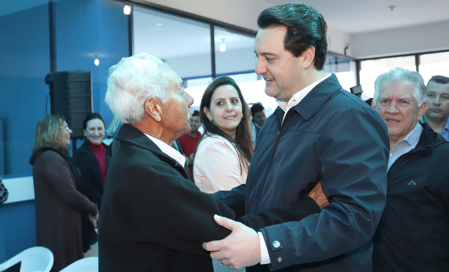 O governador Carlos Massa Ratinho Junior autorizou nesta quinta-feira (22) o início de obras de uma nova unidade do Hospital e Maternidade Dr. Paulo Fortes, em São Mateus do Sul. Presentes na solenidade: prefeito de São Mateus do Sul, Luiz Adyr Gonsalves Pereira; os secretários: da Saúde, Beto Preto; de Infraestrutura e Logística, Sandro Alex; deputados: Alexandre Curi; Hussein Bakri; Emerson Bacil; entre outros.São Mateus do Sul, 22-08-19.Foto: Arnaldo Alves / ANPr.