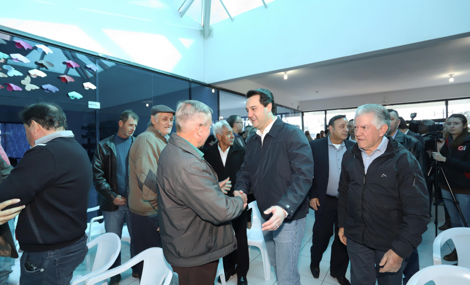 O governador Carlos Massa Ratinho Junior autorizou nesta quinta-feira (22) o início de obras de uma nova unidade do Hospital e Maternidade Dr. Paulo Fortes, em São Mateus do Sul. Presentes na solenidade: prefeito de São Mateus do Sul, Luiz Adyr Gonsalves Pereira; os secretários: da Saúde, Beto Preto; de Infraestrutura e Logística, Sandro Alex; deputados: Alexandre Curi; Hussein Bakri; Emerson Bacil; entre outros.São Mateus do Sul, 22-08-19.Foto: Arnaldo Alves / ANPr.