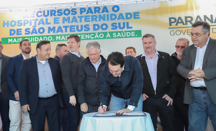 O governador Carlos Massa Ratinho Junior autorizou nesta quinta-feira (22) o início de obras de uma nova unidade do Hospital e Maternidade Dr. Paulo Fortes, em São Mateus do Sul. Presentes na solenidade: prefeito de São Mateus do Sul, Luiz Adyr Gonsalves Pereira; os secretários: da Saúde, Beto Preto; de Infraestrutura e Logística, Sandro Alex; deputados: Alexandre Curi; Hussein Bakri; Emerson Bacil; entre outros.São Mateus do Sul, 22-08-19.Foto: Arnaldo Alves / ANPr.