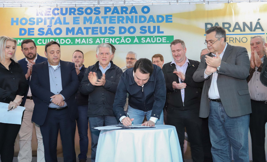 O governador Carlos Massa Ratinho Junior autorizou nesta quinta-feira (22) o início de obras de uma nova unidade do Hospital e Maternidade Dr. Paulo Fortes, em São Mateus do Sul. Presentes na solenidade: prefeito de São Mateus do Sul, Luiz Adyr Gonsalves Pereira; os secretários: da Saúde, Beto Preto; de Infraestrutura e Logística, Sandro Alex; deputados: Alexandre Curi; Hussein Bakri; Emerson Bacil; entre outros.São Mateus do Sul, 22-08-19.Foto: Arnaldo Alves / ANPr.