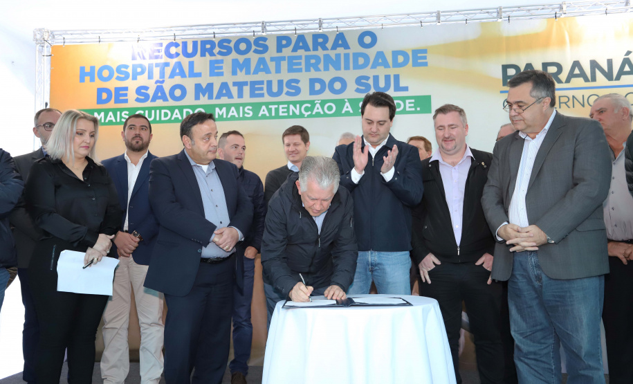 O governador Carlos Massa Ratinho Junior autorizou nesta quinta-feira (22) o início de obras de uma nova unidade do Hospital e Maternidade Dr. Paulo Fortes, em São Mateus do Sul. Presentes na solenidade: prefeito de São Mateus do Sul, Luiz Adyr Gonsalves Pereira; os secretários: da Saúde, Beto Preto; de Infraestrutura e Logística, Sandro Alex; deputados: Alexandre Curi; Hussein Bakri; Emerson Bacil; entre outros.São Mateus do Sul, 22-08-19.Foto: Arnaldo Alves / ANPr.