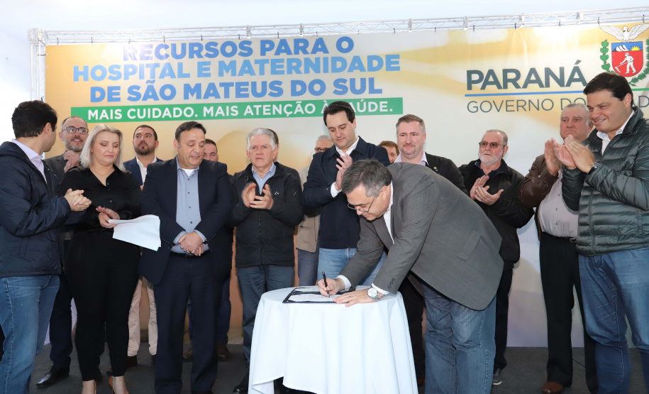 O governador Carlos Massa Ratinho Junior autorizou nesta quinta-feira (22) o início de obras de uma nova unidade do Hospital e Maternidade Dr. Paulo Fortes, em São Mateus do Sul. Presentes na solenidade: prefeito de São Mateus do Sul, Luiz Adyr Gonsalves Pereira; os secretários: da Saúde, Beto Preto; de Infraestrutura e Logística, Sandro Alex; deputados: Alexandre Curi; Hussein Bakri; Emerson Bacil; entre outros.São Mateus do Sul, 22-08-19.Foto: Arnaldo Alves / ANPr.