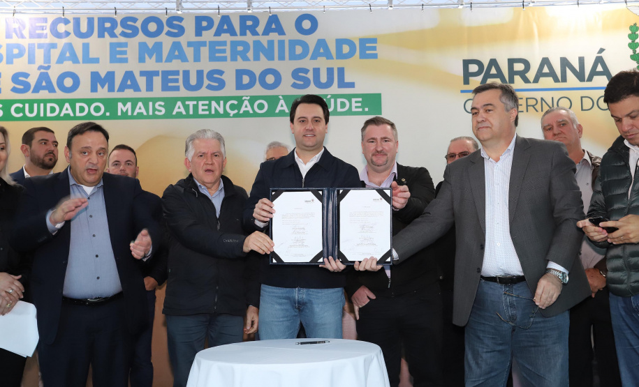 O governador Carlos Massa Ratinho Junior autorizou nesta quinta-feira (22) o início de obras de uma nova unidade do Hospital e Maternidade Dr. Paulo Fortes, em São Mateus do Sul. Presentes na solenidade: prefeito de São Mateus do Sul, Luiz Adyr Gonsalves Pereira; os secretários: da Saúde, Beto Preto; de Infraestrutura e Logística, Sandro Alex; deputados: Alexandre Curi; Hussein Bakri; Emerson Bacil; entre outros.São Mateus do Sul, 22-08-19.Foto: Arnaldo Alves / ANPr.