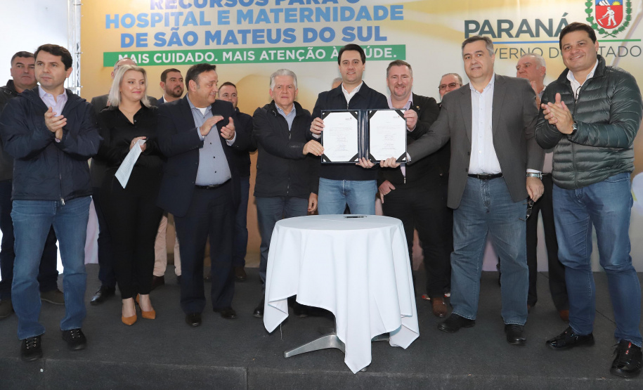 O governador Carlos Massa Ratinho Junior autorizou nesta quinta-feira (22) o início de obras de uma nova unidade do Hospital e Maternidade Dr. Paulo Fortes, em São Mateus do Sul. Presentes na solenidade: prefeito de São Mateus do Sul, Luiz Adyr Gonsalves Pereira; os secretários: da Saúde, Beto Preto; de Infraestrutura e Logística, Sandro Alex; deputados: Alexandre Curi; Hussein Bakri; Emerson Bacil; entre outros.São Mateus do Sul, 22-08-19.Foto: Arnaldo Alves / ANPr.