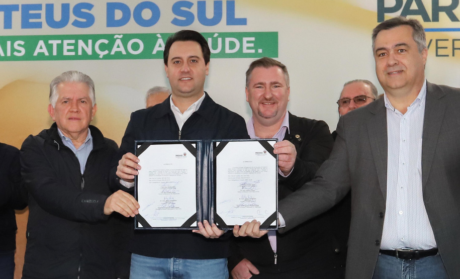 O governador Carlos Massa Ratinho Junior autorizou nesta quinta-feira (22) o início de obras de uma nova unidade do Hospital e Maternidade Dr. Paulo Fortes, em São Mateus do Sul. Presentes na solenidade: prefeito de São Mateus do Sul, Luiz Adyr Gonsalves Pereira; os secretários: da Saúde, Beto Preto; de Infraestrutura e Logística, Sandro Alex; deputados: Alexandre Curi; Hussein Bakri; Emerson Bacil; entre outros.São Mateus do Sul, 22-08-19.Foto: Arnaldo Alves / ANPr.