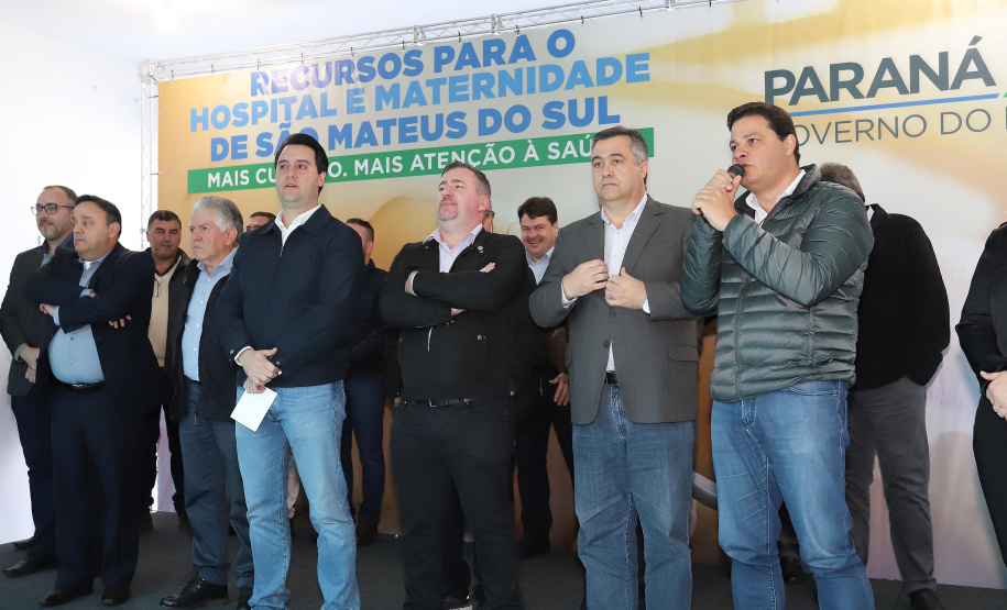 O governador Carlos Massa Ratinho Junior autorizou nesta quinta-feira (22) o início de obras de uma nova unidade do Hospital e Maternidade Dr. Paulo Fortes, em São Mateus do Sul. Presentes na solenidade: prefeito de São Mateus do Sul, Luiz Adyr Gonsalves Pereira; os secretários: da Saúde, Beto Preto; de Infraestrutura e Logística, Sandro Alex; deputados: Alexandre Curi; Hussein Bakri; Emerson Bacil; entre outros.São Mateus do Sul, 22-08-19.Foto: Arnaldo Alves / ANPr.