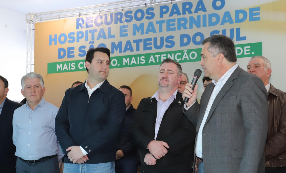 O governador Carlos Massa Ratinho Junior autorizou nesta quinta-feira (22) o início de obras de uma nova unidade do Hospital e Maternidade Dr. Paulo Fortes, em São Mateus do Sul. Presentes na solenidade: prefeito de São Mateus do Sul, Luiz Adyr Gonsalves Pereira; os secretários: da Saúde, Beto Preto; de Infraestrutura e Logística, Sandro Alex; deputados: Alexandre Curi; Hussein Bakri; Emerson Bacil; entre outros.São Mateus do Sul, 22-08-19.Foto: Arnaldo Alves / ANPr.