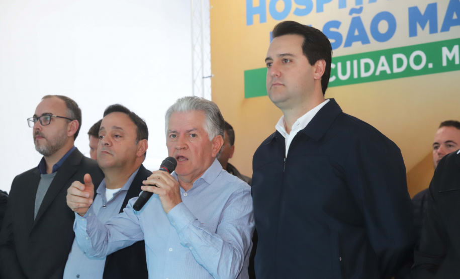 O governador Carlos Massa Ratinho Junior autorizou nesta quinta-feira (22) o início de obras de uma nova unidade do Hospital e Maternidade Dr. Paulo Fortes, em São Mateus do Sul. Presentes na solenidade: prefeito de São Mateus do Sul, Luiz Adyr Gonsalves Pereira; os secretários: da Saúde, Beto Preto; de Infraestrutura e Logística, Sandro Alex; deputados: Alexandre Curi; Hussein Bakri; Emerson Bacil; entre outros.São Mateus do Sul, 22-08-19.Foto: Arnaldo Alves / ANPr.