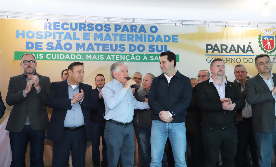 O governador Carlos Massa Ratinho Junior autorizou nesta quinta-feira (22) o início de obras de uma nova unidade do Hospital e Maternidade Dr. Paulo Fortes, em São Mateus do Sul. Presentes na solenidade: prefeito de São Mateus do Sul, Luiz Adyr Gonsalves Pereira; os secretários: da Saúde, Beto Preto; de Infraestrutura e Logística, Sandro Alex; deputados: Alexandre Curi; Hussein Bakri; Emerson Bacil; entre outros.São Mateus do Sul, 22-08-19.Foto: Arnaldo Alves / ANPr.