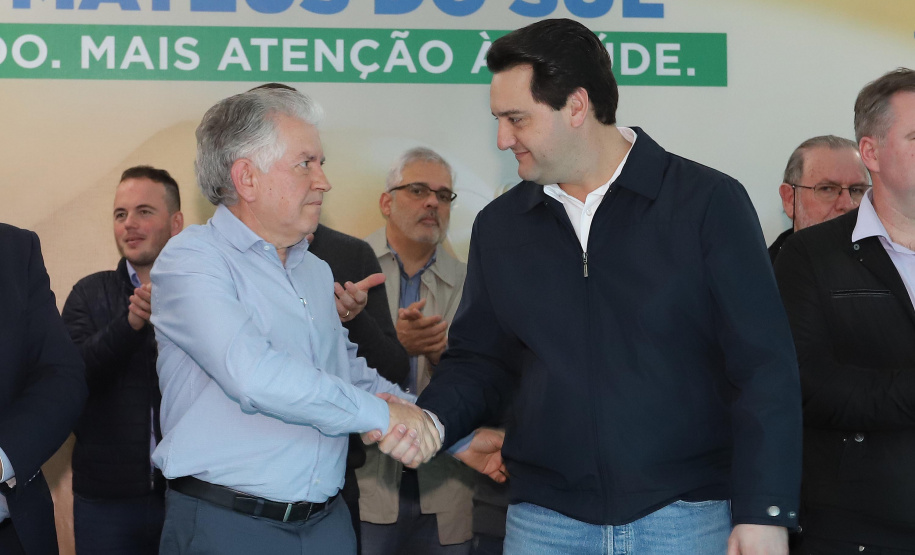 O governador Carlos Massa Ratinho Junior autorizou nesta quinta-feira (22) o início de obras de uma nova unidade do Hospital e Maternidade Dr. Paulo Fortes, em São Mateus do Sul. Presentes na solenidade: prefeito de São Mateus do Sul, Luiz Adyr Gonsalves Pereira; os secretários: da Saúde, Beto Preto; de Infraestrutura e Logística, Sandro Alex; deputados: Alexandre Curi; Hussein Bakri; Emerson Bacil; entre outros.São Mateus do Sul, 22-08-19.Foto: Arnaldo Alves / ANPr.