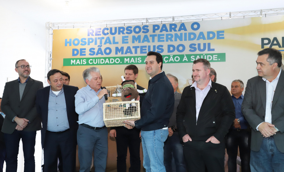 O governador Carlos Massa Ratinho Junior autorizou nesta quinta-feira (22) o início de obras de uma nova unidade do Hospital e Maternidade Dr. Paulo Fortes, em São Mateus do Sul. Presentes na solenidade: prefeito de São Mateus do Sul, Luiz Adyr Gonsalves Pereira; os secretários: da Saúde, Beto Preto; de Infraestrutura e Logística, Sandro Alex; deputados: Alexandre Curi; Hussein Bakri; Emerson Bacil; entre outros.São Mateus do Sul, 22-08-19.Foto: Arnaldo Alves / ANPr.