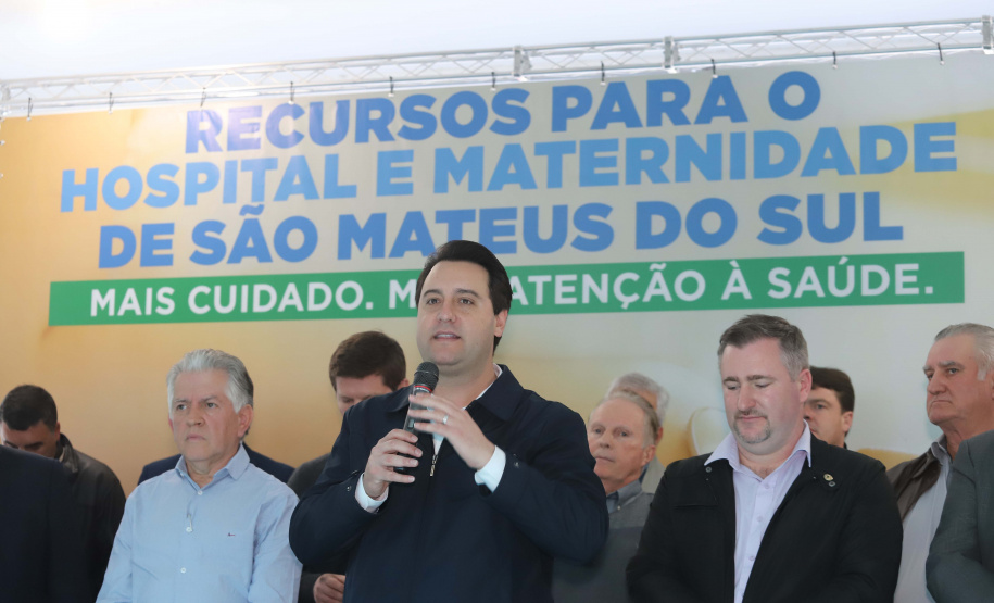O governador Carlos Massa Ratinho Junior autorizou nesta quinta-feira (22) o início de obras de uma nova unidade do Hospital e Maternidade Dr. Paulo Fortes, em São Mateus do Sul. Presentes na solenidade: prefeito de São Mateus do Sul, Luiz Adyr Gonsalves Pereira; os secretários: da Saúde, Beto Preto; de Infraestrutura e Logística, Sandro Alex; deputados: Alexandre Curi; Hussein Bakri; Emerson Bacil; entre outros.São Mateus do Sul, 22-08-19.Foto: Arnaldo Alves / ANPr.
