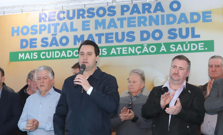 O governador Carlos Massa Ratinho Junior autorizou nesta quinta-feira (22) o início de obras de uma nova unidade do Hospital e Maternidade Dr. Paulo Fortes, em São Mateus do Sul. Presentes na solenidade: prefeito de São Mateus do Sul, Luiz Adyr Gonsalves Pereira; os secretários: da Saúde, Beto Preto; de Infraestrutura e Logística, Sandro Alex; deputados: Alexandre Curi; Hussein Bakri; Emerson Bacil; entre outros.São Mateus do Sul, 22-08-19.Foto: Arnaldo Alves / ANPr.