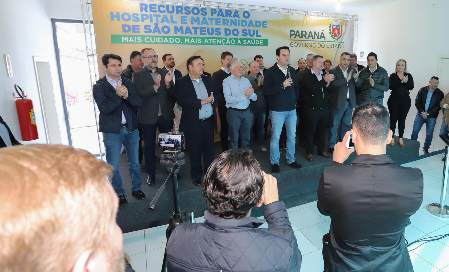 O governador Carlos Massa Ratinho Junior autorizou nesta quinta-feira (22) o início de obras de uma nova unidade do Hospital e Maternidade Dr. Paulo Fortes, em São Mateus do Sul. Presentes na solenidade: prefeito de São Mateus do Sul, Luiz Adyr Gonsalves Pereira; os secretários: da Saúde, Beto Preto; de Infraestrutura e Logística, Sandro Alex; deputados: Alexandre Curi; Hussein Bakri; Emerson Bacil; entre outros.São Mateus do Sul, 22-08-19.Foto: Arnaldo Alves / ANPr.