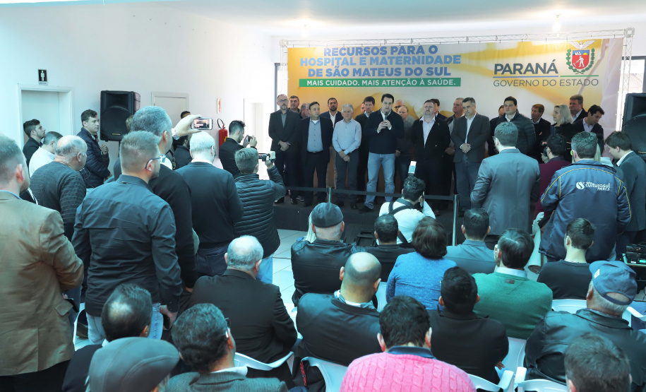 O governador Carlos Massa Ratinho Junior autorizou nesta quinta-feira (22) o início de obras de uma nova unidade do Hospital e Maternidade Dr. Paulo Fortes, em São Mateus do Sul. Presentes na solenidade: prefeito de São Mateus do Sul, Luiz Adyr Gonsalves Pereira; os secretários: da Saúde, Beto Preto; de Infraestrutura e Logística, Sandro Alex; deputados: Alexandre Curi; Hussein Bakri; Emerson Bacil; entre outros.São Mateus do Sul, 22-08-19.Foto: Arnaldo Alves / ANPr.