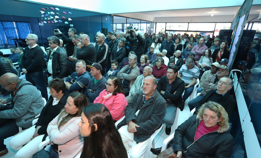 O governador Carlos Massa Ratinho Junior autorizou nesta quinta-feira (22) o início de obras de uma nova unidade do Hospital e Maternidade Dr. Paulo Fortes, em São Mateus do Sul. Presentes na solenidade: prefeito de São Mateus do Sul, Luiz Adyr Gonsalves Pereira; os secretários: da Saúde, Beto Preto; de Infraestrutura e Logística, Sandro Alex; deputados: Alexandre Curi; Hussein Bakri; Emerson Bacil; entre outros.São Mateus do Sul, 22-08-19.Foto: Arnaldo Alves / ANPr.