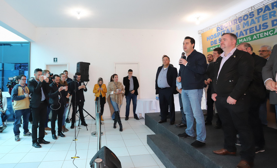 O governador Carlos Massa Ratinho Junior autorizou nesta quinta-feira (22) o início de obras de uma nova unidade do Hospital e Maternidade Dr. Paulo Fortes, em São Mateus do Sul. Presentes na solenidade: prefeito de São Mateus do Sul, Luiz Adyr Gonsalves Pereira; os secretários: da Saúde, Beto Preto; de Infraestrutura e Logística, Sandro Alex; deputados: Alexandre Curi; Hussein Bakri; Emerson Bacil; entre outros.São Mateus do Sul, 22-08-19.Foto: Arnaldo Alves / ANPr.