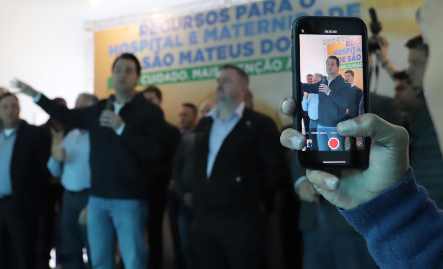 O governador Carlos Massa Ratinho Junior autorizou nesta quinta-feira (22) o início de obras de uma nova unidade do Hospital e Maternidade Dr. Paulo Fortes, em São Mateus do Sul. Presentes na solenidade: prefeito de São Mateus do Sul, Luiz Adyr Gonsalves Pereira; os secretários: da Saúde, Beto Preto; de Infraestrutura e Logística, Sandro Alex; deputados: Alexandre Curi; Hussein Bakri; Emerson Bacil; entre outros.São Mateus do Sul, 22-08-19.Foto: Arnaldo Alves / ANPr.