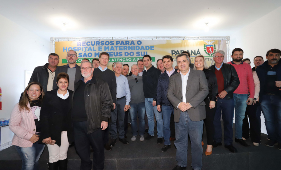 O governador Carlos Massa Ratinho Junior autorizou nesta quinta-feira (22) o início de obras de uma nova unidade do Hospital e Maternidade Dr. Paulo Fortes, em São Mateus do Sul. Presentes na solenidade: prefeito de São Mateus do Sul, Luiz Adyr Gonsalves Pereira; os secretários: da Saúde, Beto Preto; de Infraestrutura e Logística, Sandro Alex; deputados: Alexandre Curi; Hussein Bakri; Emerson Bacil; entre outros.São Mateus do Sul, 22-08-19.Foto: Arnaldo Alves / ANPr.