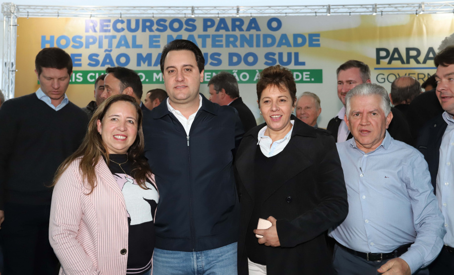 O governador Carlos Massa Ratinho Junior autorizou nesta quinta-feira (22) o início de obras de uma nova unidade do Hospital e Maternidade Dr. Paulo Fortes, em São Mateus do Sul. Presentes na solenidade: prefeito de São Mateus do Sul, Luiz Adyr Gonsalves Pereira; os secretários: da Saúde, Beto Preto; de Infraestrutura e Logística, Sandro Alex; deputados: Alexandre Curi; Hussein Bakri; Emerson Bacil; entre outros.São Mateus do Sul, 22-08-19.Foto: Arnaldo Alves / ANPr.