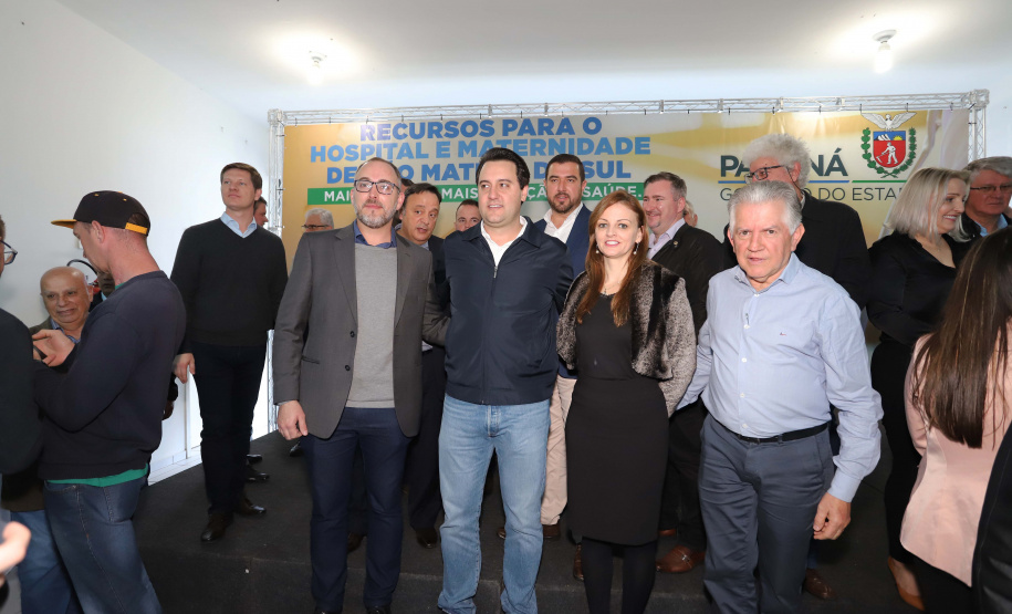 O governador Carlos Massa Ratinho Junior autorizou nesta quinta-feira (22) o início de obras de uma nova unidade do Hospital e Maternidade Dr. Paulo Fortes, em São Mateus do Sul. Presentes na solenidade: prefeito de São Mateus do Sul, Luiz Adyr Gonsalves Pereira; os secretários: da Saúde, Beto Preto; de Infraestrutura e Logística, Sandro Alex; deputados: Alexandre Curi; Hussein Bakri; Emerson Bacil; entre outros.São Mateus do Sul, 22-08-19.Foto: Arnaldo Alves / ANPr.