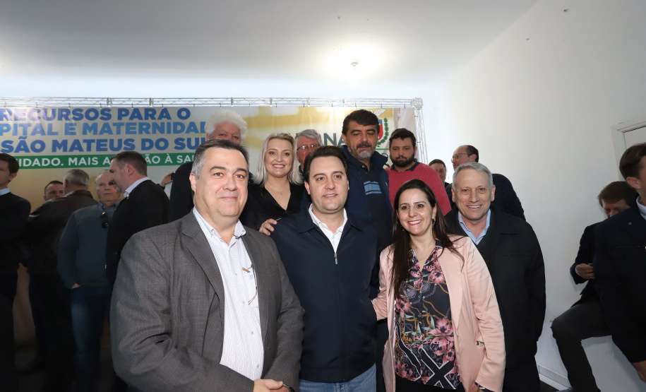 O governador Carlos Massa Ratinho Junior autorizou nesta quinta-feira (22) o início de obras de uma nova unidade do Hospital e Maternidade Dr. Paulo Fortes, em São Mateus do Sul. Presentes na solenidade: prefeito de São Mateus do Sul, Luiz Adyr Gonsalves Pereira; os secretários: da Saúde, Beto Preto; de Infraestrutura e Logística, Sandro Alex; deputados: Alexandre Curi; Hussein Bakri; Emerson Bacil; entre outros.São Mateus do Sul, 22-08-19.Foto: Arnaldo Alves / ANPr.