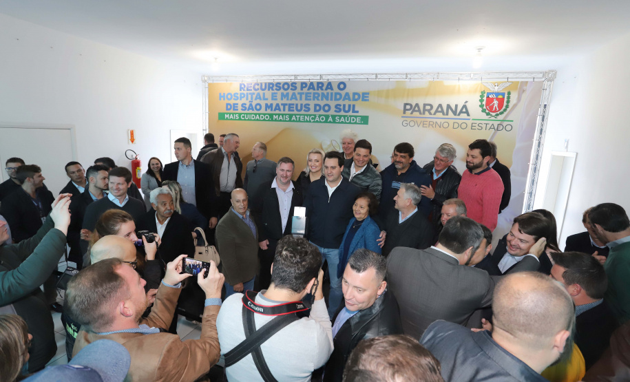 O governador Carlos Massa Ratinho Junior autorizou nesta quinta-feira (22) o início de obras de uma nova unidade do Hospital e Maternidade Dr. Paulo Fortes, em São Mateus do Sul. Presentes na solenidade: prefeito de São Mateus do Sul, Luiz Adyr Gonsalves Pereira; os secretários: da Saúde, Beto Preto; de Infraestrutura e Logística, Sandro Alex; deputados: Alexandre Curi; Hussein Bakri; Emerson Bacil; entre outros.São Mateus do Sul, 22-08-19.Foto: Arnaldo Alves / ANPr.