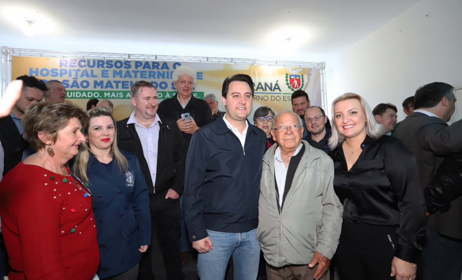 O governador Carlos Massa Ratinho Junior autorizou nesta quinta-feira (22) o início de obras de uma nova unidade do Hospital e Maternidade Dr. Paulo Fortes, em São Mateus do Sul. Presentes na solenidade: prefeito de São Mateus do Sul, Luiz Adyr Gonsalves Pereira; os secretários: da Saúde, Beto Preto; de Infraestrutura e Logística, Sandro Alex; deputados: Alexandre Curi; Hussein Bakri; Emerson Bacil; entre outros.São Mateus do Sul, 22-08-19.Foto: Arnaldo Alves / ANPr.