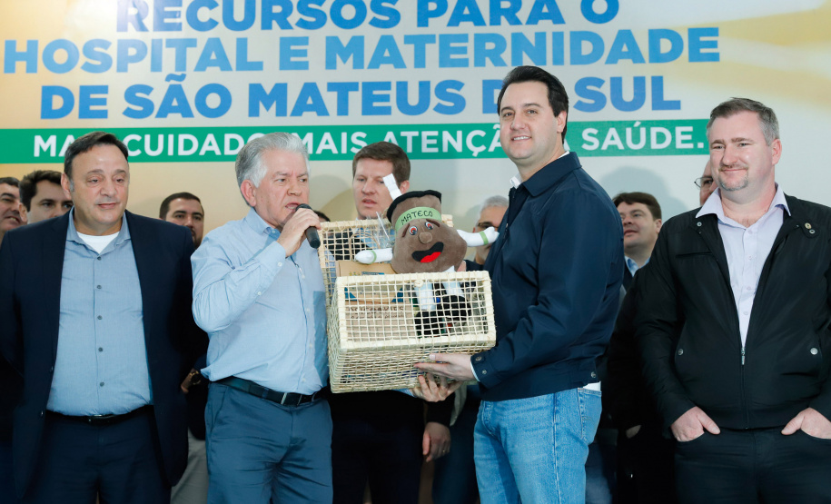 O governador Carlos Massa Ratinho Junior autorizou nesta quinta-feira (22) o início das obras do Hospital e Maternidade Dr. Paulo Fortes, em São Mateus do Sul. A iniciativa é parte do programa estadual de regionalização da Saúde, que tem como objetivo construir centros de especialidades em diversas regiões do Estado.