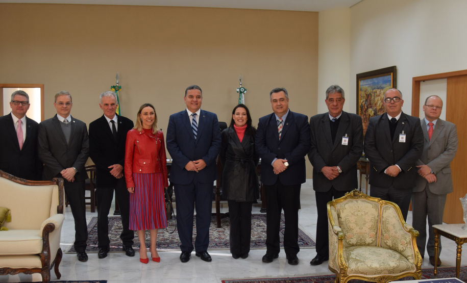 A Secretaria de Estado da Saúde e o Tribunal de Justiça do Paraná firmaram acordo de cooperação técnica para cessão de médicos e técnicos farmacêuticos para o Núcleo de Apoio Técnico do Poder Judiciário (NAT-Jus). O termo foi assinado pelo secretário da Saúde, Beto Preto, e o presidente do Tribunal de Justiça, desembargador Adalberto Jorge Xisto Pereira. Foto: Américo Antônio/SESA