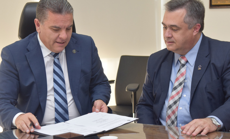 A Secretaria de Estado da Saúde e o Tribunal de Justiça do Paraná firmaram acordo de cooperação técnica para cessão de médicos e técnicos farmacêuticos para o Núcleo de Apoio Técnico do Poder Judiciário (NAT-Jus). O termo foi assinado pelo secretário da Saúde, Beto Preto, e o presidente do Tribunal de Justiça, desembargador Adalberto Jorge Xisto Pereira. Foto: Américo Antônio/SESA