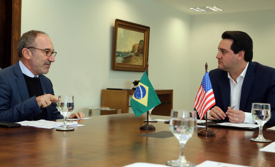 O governador Carlos Massa Ratinho Junior se reuniu nesta quinta-feira (22), no Palácio Iguaçu, com o cônsul-geral dos Estados Unidos em São Paulo, Adam Shub, para debater possíveis parcerias que atendam as áreas de educação e segurança pública. .Foto Gilson Abreu/AEN