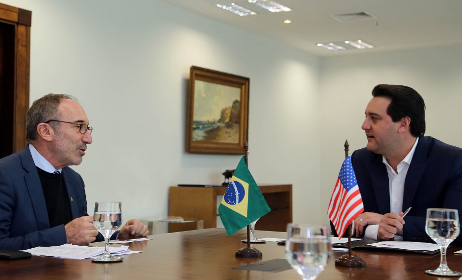 O governador Carlos Massa Ratinho Junior se reuniu nesta quinta-feira (22), no Palácio Iguaçu, com o cônsul-geral dos Estados Unidos em São Paulo, Adam Shub, para debater possíveis parcerias que atendam as áreas de educação e segurança pública. .Foto Gilson Abreu/AEN
