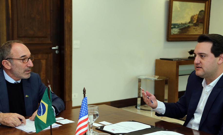 O governador Carlos Massa Ratinho Junior se reuniu nesta quinta-feira (22), no Palácio Iguaçu, com o cônsul-geral dos Estados Unidos em São Paulo, Adam Shub, para debater possíveis parcerias que atendam as áreas de educação e segurança pública. .Foto Gilson Abreu/AEN