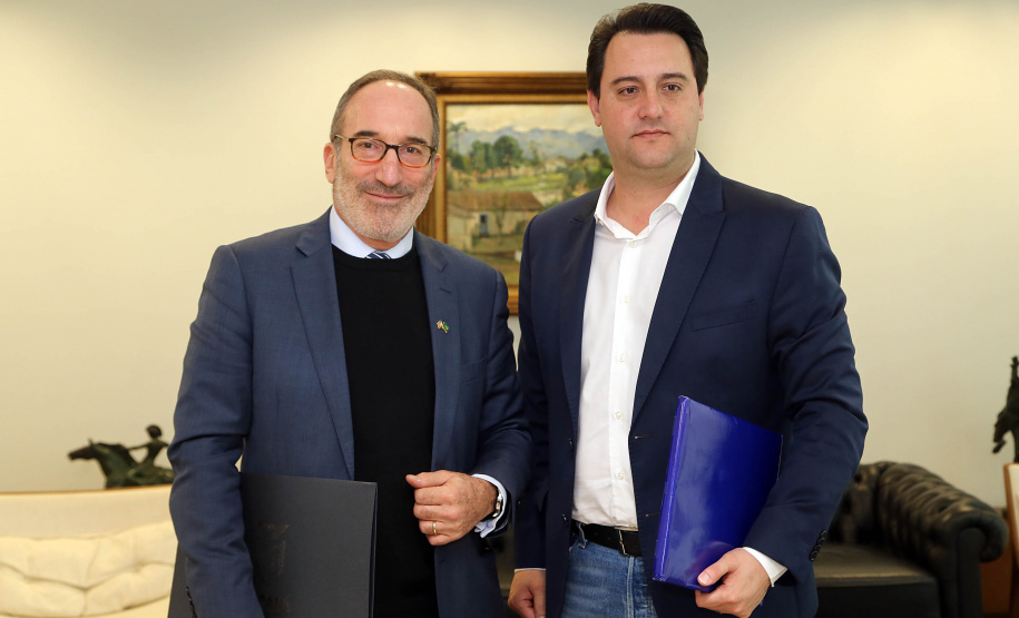 O governador Carlos Massa Ratinho Junior se reuniu nesta quinta-feira (22), no Palácio Iguaçu, com o cônsul-geral dos Estados Unidos em São Paulo, Adam Shub, para debater possíveis parcerias que atendam as áreas de educação e segurança pública. .Foto Gilson Abreu/AEN