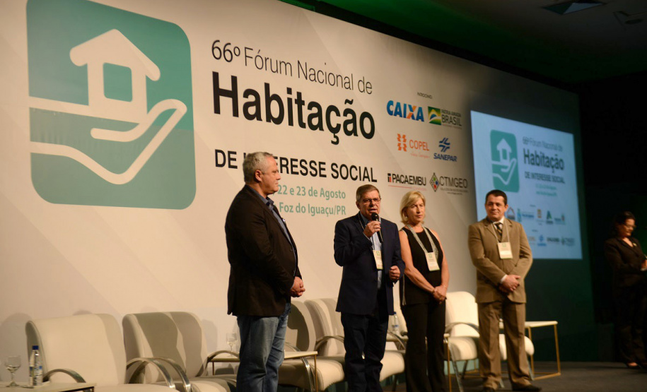 O programa estadual de habitação do Governo do Estado, chamado Habita Paraná, recebeu nesta sexta-feira (23) o Selo de Mérito, uma premiação que reconhece as melhores práticas de gestão pública voltadas à habitação popular em todo o Brasil. O troféu foi entregue a representantes da Cohapar, responsável por idealizar e coordenar as ações do programa, no encerramento do 66.º Fórum Nacional de Habitação de Interesse Social, em Foz do Iguaçu.