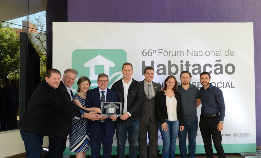 O programa estadual de habitação do Governo do Estado, chamado Habita Paraná, recebeu nesta sexta-feira (23) o Selo de Mérito, uma premiação que reconhece as melhores práticas de gestão pública voltadas à habitação popular em todo o Brasil. O troféu foi entregue a representantes da Cohapar, responsável por idealizar e coordenar as ações do programa, no encerramento do 66.º Fórum Nacional de Habitação de Interesse Social, em Foz do Iguaçu.