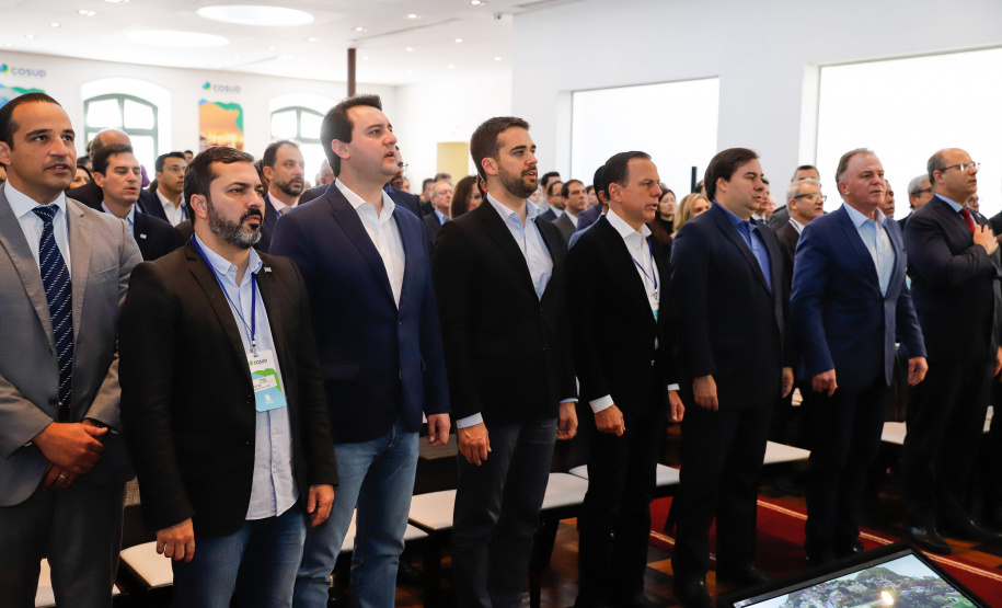 O governador Carlos Massa Ratinho Junior participou neste sábado (24), em Vitória (ES), da quarta reunião do Consórcio de Integração Sul e Sudeste (Cosud), que reúne os sete estados das duas regiões. O encontro resultou na Carta de Vitória, em que os governadores expressam apoio às reformas em curso no plano federal e às medidas econômicas essenciais ao equilíbrio fiscal da União, dos estados e dos municípios.