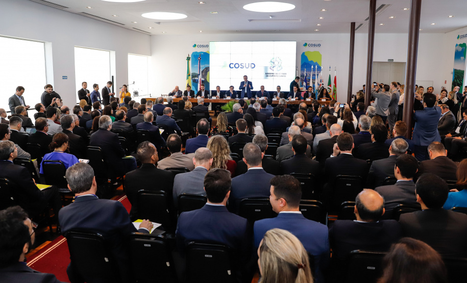O governador Carlos Massa Ratinho Junior participou neste sábado (24), em Vitória (ES), da quarta reunião do Consórcio de Integração Sul e Sudeste (Cosud), que reúne os sete estados das duas regiões. O encontro resultou na Carta de Vitória, em que os governadores expressam apoio às reformas em curso no plano federal e às medidas econômicas essenciais ao equilíbrio fiscal da União, dos estados e dos municípios.