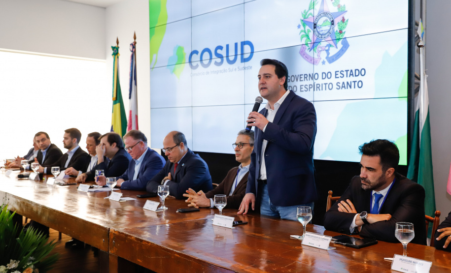 O governador Carlos Massa Ratinho Junior participou neste sábado (24), em Vitória (ES), da quarta reunião do Consórcio de Integração Sul e Sudeste (Cosud), que reúne os sete estados das duas regiões. O encontro resultou na Carta de Vitória, em que os governadores expressam apoio às reformas em curso no plano federal e às medidas econômicas essenciais ao equilíbrio fiscal da União, dos estados e dos municípios.
