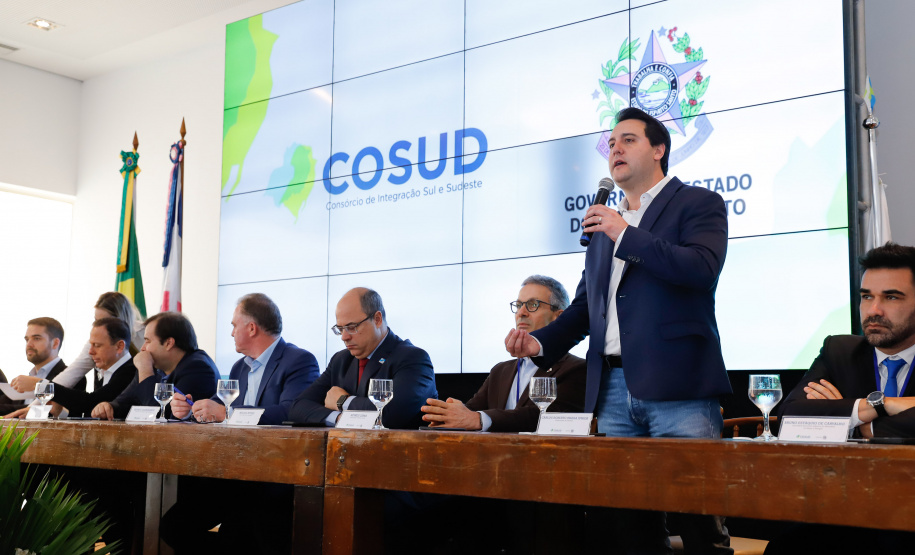 O governador Carlos Massa Ratinho Junior participou neste sábado (24), em Vitória (ES), da quarta reunião do Consórcio de Integração Sul e Sudeste (Cosud), que reúne os sete estados das duas regiões. O encontro resultou na Carta de Vitória, em que os governadores expressam apoio às reformas em curso no plano federal e às medidas econômicas essenciais ao equilíbrio fiscal da União, dos estados e dos municípios.