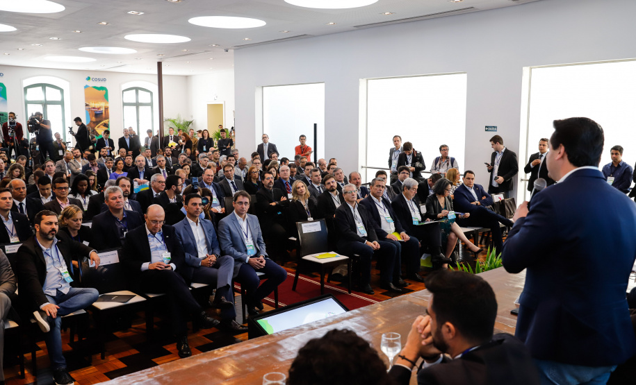 O governador Carlos Massa Ratinho Junior participou neste sábado (24), em Vitória (ES), da quarta reunião do Consórcio de Integração Sul e Sudeste (Cosud), que reúne os sete estados das duas regiões. O encontro resultou na Carta de Vitória, em que os governadores expressam apoio às reformas em curso no plano federal e às medidas econômicas essenciais ao equilíbrio fiscal da União, dos estados e dos municípios.