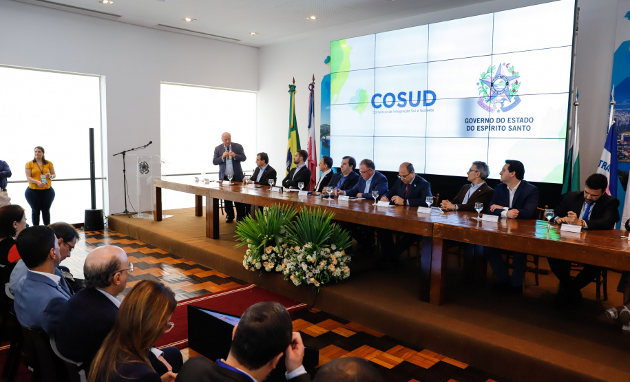 O governador Carlos Massa Ratinho Junior participou neste sábado (24), em Vitória (ES), da quarta reunião do Consórcio de Integração Sul e Sudeste (Cosud), que reúne os sete estados das duas regiões. O encontro resultou na Carta de Vitória, em que os governadores expressam apoio às reformas em curso no plano federal e às medidas econômicas essenciais ao equilíbrio fiscal da União, dos estados e dos municípios.